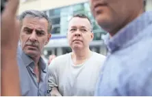  ?? |AP ?? Andrew Brunson (50) fue arrestado bajo acusacione­s de espionaje y de terrorismo vinculadas a un fallido intento de golpe de Estado hace dos años