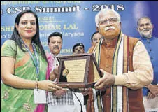  ?? HT PHOTO ?? Haryana CM Manohar Lal Khattar honouring Jhajjar administra­tion at the Haryana CSR Summit2018 in Gurugram on Monday.