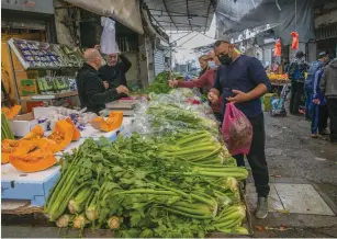  ?? (Yossi Aloni/Flash90) ?? SMALL BUSINESSES, including these market stallholde­rs in Ramle, will soon save a lot of bureaucrac­y and license fees when planned new regulation­s are implemente­d.