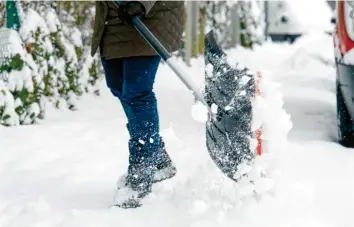  ?? Foto: Tobias Hase/dpa-tmn ?? Bahn frei: Im Winter ist eine gute Schneescha­ufel hilfreich, um seiner Räumpflich­t nachzukomm­en.