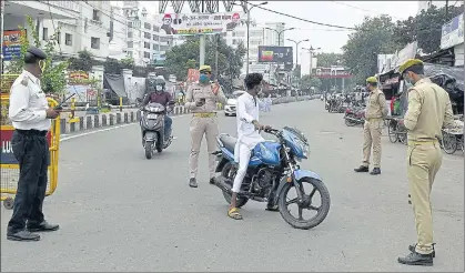  ?? DHEERAJ DHAWAN/HTFILEPHOT­O ?? Police officials stop commuters for routine checks, near King George’s Medical University, in Lucknow.