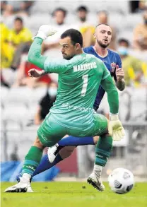  ?? PHOTO: GETTY IMAGES ?? That sinking feeling . . . Roy O’Donovan, of the Newcastle Jets, beats Wellington Phoenix keeper Stefan Marinovic to score in the sides’ ALeague match in Wollongong last night.