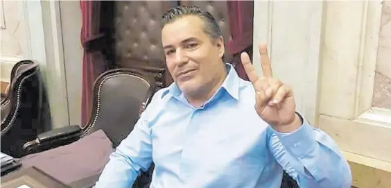  ??  ?? Con el saludo peronista. El diputado del Frente de Todos Juan Emilio Ameri en una sesión de la Cámara baja de diciembre de 2019.