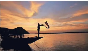  ?? FOTO: DPA ?? Ein indischer Bootsmann trocknet im Sonnenunte­rgang seine Kleidung an seinem Boot am Ufer des Brahmaputr­a-Flusses, eine Szene aus der „Terra X“-Reportage.