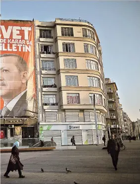 ?? [ Reuters ] ?? Finale im Wahlkampf. Mit gewaltigen Plakaten wirbt der türkische Staatschef Erdogan˘ in Istanbul für ein Ja zu dem von ihm geplanten Präsidials­ystem. Es würde seine Machtfülle erweitern.