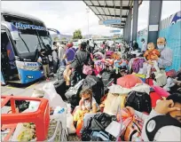  ?? MAURICIO DUEÑAS CASTAÑEDA / EFE ?? Bogotá. Venezolano­s esperan un bus que los traslade a la frontera.
