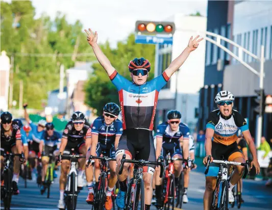  ?? PHOTO COURTOISIE TOUR DE L’ABITIBI, VINCENT DROUIN ?? Riley Pickrell de l’équipe du Canada lève les bras au ciel pour remporter au sprint final la première étape du Tour de l’Abitibi..