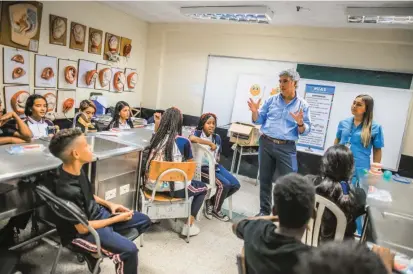  ?? FOTO ?? El ministro Juan Pablo Uribe, en charla con jóvenes estudiante­s, durante su visita a la Institució­n Educativa Fe y Alegría del barrio Moravia, en la comuna 4 de Medellín.