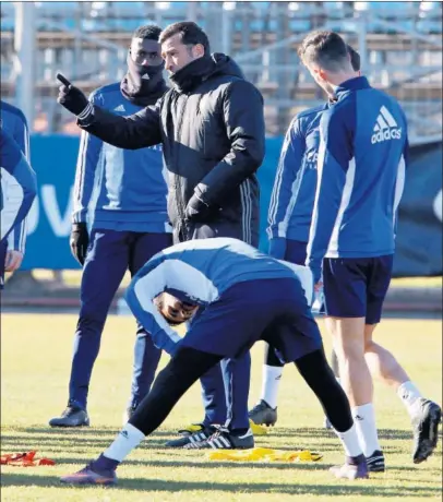  ??  ?? EN LA CUERDA FLOJA. Raúl Agné se va a jugar el puesto esta noche frente al Lugo.