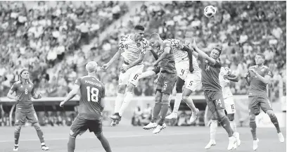  ?? — Gambar Reuters ?? BERTEMBUNG DI UDARA: Sebahagian daripada babak-babak aksi Piala Dunia Kumpulan D di antara Nigeria dan Iceland di Volgograd Arena, Rusia.