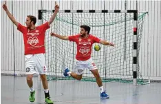  ?? Foto: Julian Leitenstor­fer ?? Christoph Stöcker (links) und Kai Roth bejubeln den ersten Sieg der Landsberge­r Handballer in dieser Saison.