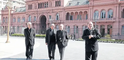  ??  ?? Referentes de la Iglesia a la salida de la reunión con Mauricio Macri, a fines de agosto
