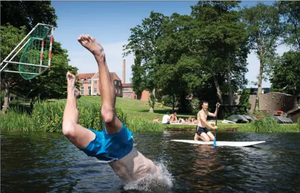  ??  ?? ERICA BERNSTEN STRANGE
På Ry Højskole ved Skanderbor­g har de i disse dage fyldte sommerkurs­er, som byder på alt fra kajakture til keramik. Arkivfoto: Joachim Ladefoged