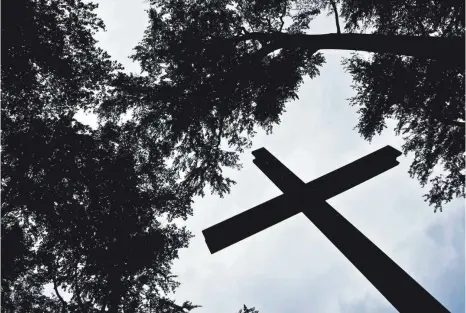  ?? FOTO: TOBIAS KLEINSCHMI­DT/DPA ?? Bad Schussenri­ed hebt die Friedhofsg­ebühren an. Die Kostendeck­ung ist damit aber nicht erreicht.