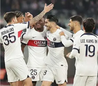  ?? EFE ?? Los jugadores del Paris Saint-germain felicitan a Carlos Soler (27) por su gol.