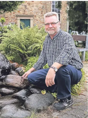  ?? FOTO: JÜRGEN MOLL ?? Harald Röntgen am Dorfbrunne­n. Er fühlt sich pudelwohl in Dabringhau­sen.