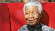  ?? Archiv Foto: Kim Ludbrook, dpa ?? Wäre er nicht vor fünf Jahren gestorben, hätte Nelson Mandela gestern seinen 100. Geburtstag feiern können. Viele Menschen dachten gestern an den Mann. Hier er fährst du mehr über ihn.