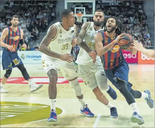  ??  ?? Thompkins y Taylor defienden a Henry en un Madrid-Baskonia.