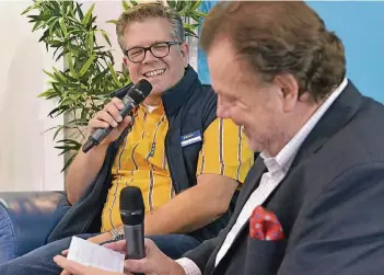  ?? FOTOS: BATEN (1), BERNS (3) ?? Der Kaarster Ikea-Chef Stephan Laufenberg (links) stellte sich auf dem blauen NGZ-Sofa den Fragen von Ludger Baten und verreit, dass er spätestens in fünf Jahren Kaarst wieder verlassen werde.