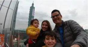  ?? CORTESÍA ?? María José, su esposo André Quirós y sus hijos Fabián (en brazos) y Tomás, en Taiwán.