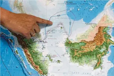  ?? REUTERS PIC ?? A Maritime Affairs and Resources Ministry official pointing to the location of the North Natuna Sea at a press conference in Jakarta on Friday.