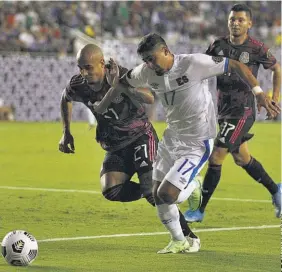  ??  ?? Empuje. Jairo Henríquez, de El Salvador, pelea la pelota con
Luis Rodríguez.