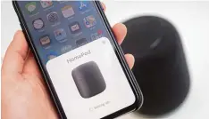  ?? Fotos (4): Andrea Warnecke, dpa ?? Ebenfalls sehr simpel: die Einrichtun­g des HomePod. Einfach das Apple Gerät in die Nähe bringen und den Anweisunge­n folgen.