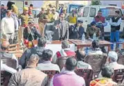  ?? SUNIL SHARMA/HT PHOTO ?? ▪ Saharanpur commission­er addressing a gathering at Nagal police station.