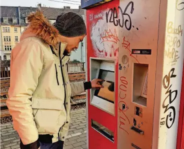  ??  ?? Kevin Müller pendelt öfter mit der S-Bahn von Oberbilk aus und ärgert sich über den schlechten Zustand der Station – etwa über den bekritzelt­en, dreckigen Fahrkarten­automaten.