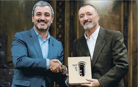  ?? DAVID AIROB ?? El teniente de alcalde Jaume Collboni entrega el premio Barcino de novela histórica a Arturo Pérez-Reverte