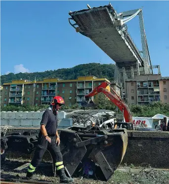  ?? (Ansa/zennaro) ?? A lavoroUn vigile del fuoco nella «zona rossa» di Genova, sotto il Ponte Morandi che è crollato il 14 agosto scorso, provocando la morte di 43 persone tra cui tre bambini