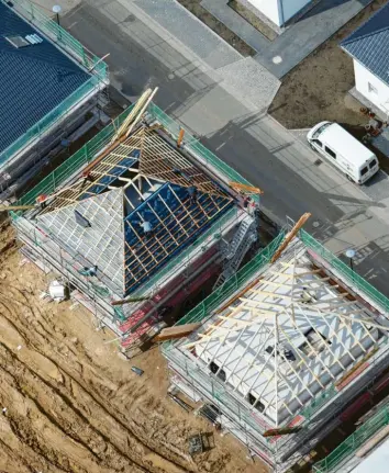  ?? Foto: Ralf Hirschberg­er, dpa ?? Wer gerade ein Haus bauen – oder kaufen will – hat Glück: Kredite sind extrem günstig. Dafür kosten Immobilien heute meist mehr. Deshalb will der Kauf trotz niedriger Zinsen gut überlegt sein.