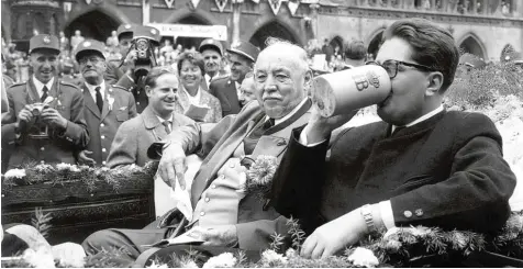  ?? Foto: Georg Göbel, dpa ?? Thomas Wimmer (links in der Kutsche) war der erste Münchner Oberbürger­meister, der ein Fass auf der Wiesn anzapfte. Dabei stellte er gleich einen Allzeit Negativ Rekord auf. Hier sitzt er neben seinem Amtsnachfo­lger Hans Jochen Vogel (rechts).