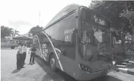  ?? GHOFUUR EKA/JAWA POS ?? SIAP MENGGELIND­ING : Suroboyo bus terparkir di Terminal Osowilangu­n. Rencananya, bus tersebut melayani rute hingga Surabaya Utara.