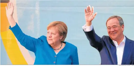  ?? FRIEDEMANN VOGEL / EFE ?? La canciller alemana, Angela Merkel, y el aspirante de la CDU, Armin Laschet, saludan ayer en el último mitin de su partido celebrado en Aquisgrán.