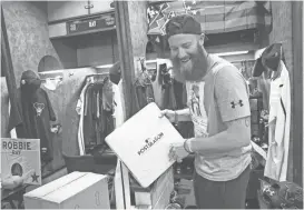  ?? MICHAEL CHOW/AZCENTRAL SPORTS ?? Diamondbac­ks relief pitcher Archie Bradley keeps a base from the the post season while cleaning out his locker.