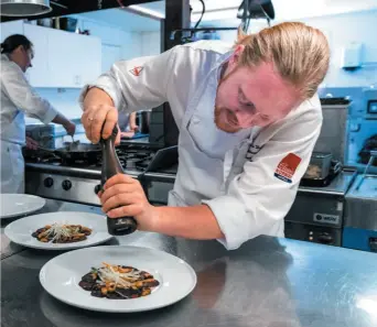  ??  ?? Chefkoch Lars Hanssen mit der letzten Würze. Seine Kreationen allein sind schon die Reise nach Finnøya wert.