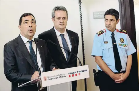  ?? TONI ALBIR / EFE ?? El director de los Mossos, Pere Soler, el conseller de Interior, Joaquim Forn, y el mayor de los Mossos, Josep Lluís Trapero