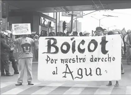  ??  ?? Colonos del Pedregal, delegación Coyoacán, bloquearon hace unos días el Circuito Interior y División del Norte por la falta de agua ■ Foto Víctor Camacho