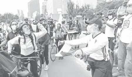  ??  ?? Simpatizan­tes y detractore­s del paro nacional se enfrentaro­n en calles de Bogotá