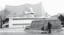  ?? FOTO: KNITZ/HOHEISEL ?? An die in der NS-Zeit ermordeten psychisch Kranken erinnert das Denkmal der Grauen Busse von Andreas Knitz und Horst Hoheisel. Es ist an wechselnde­n Standorten zu sehen, hier in Berlin vor der Philharmon­ie.