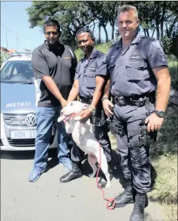  ?? PICTURES: MOTSHWARI MOFOKEN/AFRICAN NEWS AGENCY (ANA) ?? Happy dog owner Yedhvir Ramdhani of Bellair after he was reunited with his dog Jackie, with the help of metro police officers Constable Mike Hlophe and Inspector Deon Carstens.