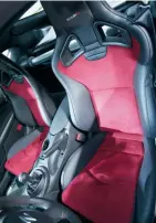  ??  ?? Asientos Recaro ligerísimo­s, con soporte racing.