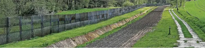  ?? Fotos (5): Katrin Saft ?? Der ehemalige Todesstrei­fen, Mahnmal im Deutsch-Deutschen Museum in Mödlareuth: rechts der Kolonnenwe­g, dann der Spurensich­erungsstre­ifen, der Kfz-Sperrgrabe­n und der Metallgitt­erzaun.