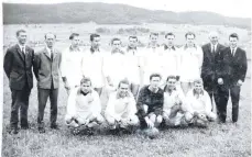  ?? FOTO: HERMLE ?? Die Mannschaft des SV Deilingen Mitte der 60er Jahre. Vorsitzend­er Hermann Frommer (2. v. r.) durfte auch mit auf das Bild.