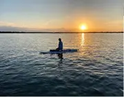  ?? The Gamble Family/Courtesy/TNS ?? ■ Jana Gamble paddleboar­ds while visiting Florida.