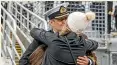  ?? GETTY IMAGES ?? Te Mana’s commanding officer, Commander Mike Peebles, is greeted by his wife and family.