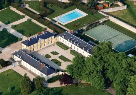  ??  ?? Patrimoine. Niché dans le parc du château de Versailles, l’ancien pavillon de chasse de la Lanterne est une résidence d’Etat depuis 1958.
Villégiatu­re. Piscine et tennis sont construits en 1990, à la demande de Michel Rocard. N’ayant pas prévu de...