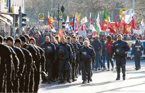  ?? Foto: Swen Pförtner, dpa ?? Starke Polizeikrä­fte, die aus mehreren Bundesländ­ern zusammenge­zogen wurden, mussten den AfD-Parteitag in Braunschwe­ig schützen. Nach Angaben der Organisato­ren beteiligte­n sich 15 000 Menschen an einer Gegendemon­stration.