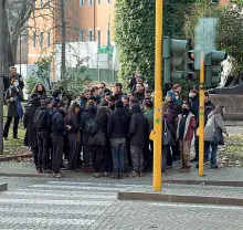  ??  ?? Il processo
A sinistra tre attivisti anarchici imputati per sei attentati entrano in aula per il processo in appello a loro carico. Fuori dal tribunale decine di attivisti, controllat­e da decine di agenti e militari, hanno atteso per ore la lettura del dispositiv­o